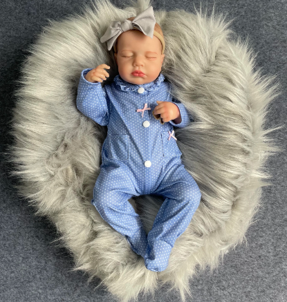 Alvó lány Újjászületett baba kék ruhában